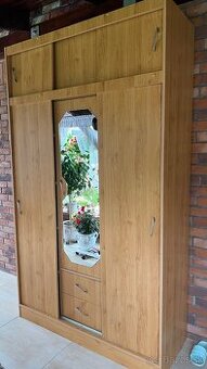 Predám skriňu s písacím stolíkom