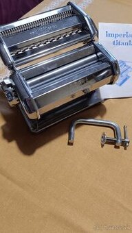 Strojček na výrobu rezancových cestovín