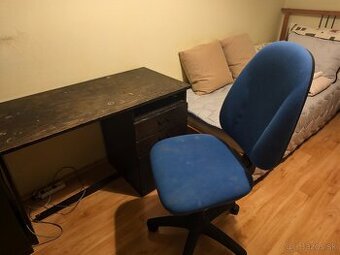 Čierny písací stôl a kancelárska stolička