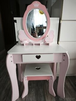 Predám detsky dievčenský stolík so zrkadlom