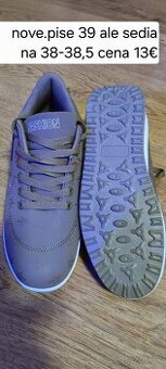 Rôzne veľkosti tenisky a cizmy