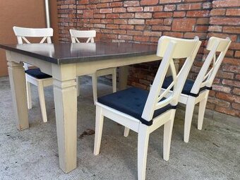 Masívny jedálenský stôl a 4 jedálenské stoličky