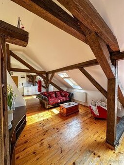 Štýlový podkrovný byt v historickom centre s terasou