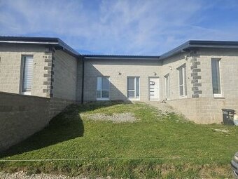 Moderný átriový rodinný dom v Beladiciach – novostavba