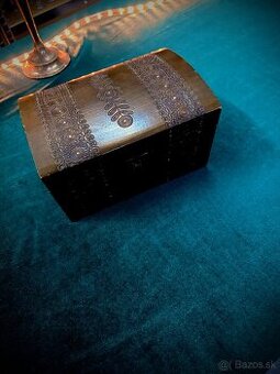 Drevená zdobená truhlička – krásny vintage kúsok