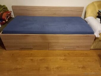 Pevná posteľ s úložným priestorom