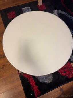 Sklenený konferenčný stolík na kolieskach