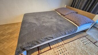 Darujem celú posteľ aj s matracom šírky 140 cm