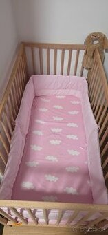 Ružový mantinel do postieľky