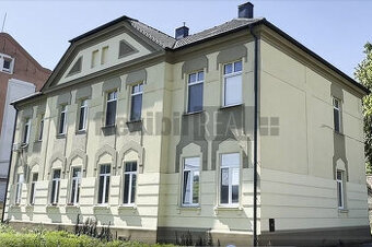Veľkometrážny 2 izbový byt v historickom dome s pozemkom