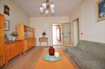 NA PREDAJ | 2 izbový byt s balkónom, 56 m2, sídlisko Západ