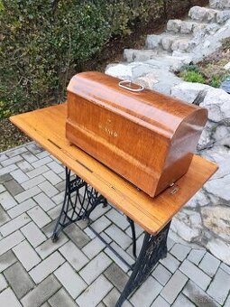 Starý šijací stroj, ale elektrický-funkčný