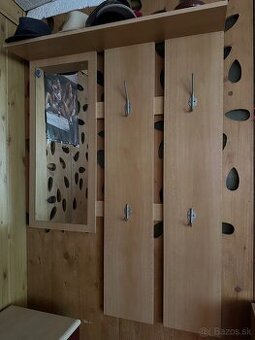 Predám vešiak so zrkadlom