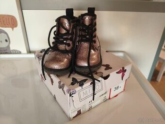 Krásne trblietavé topánky