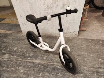 Detské odrážadlo 10-palcové RunRide 100 Cruise bielo-čierne