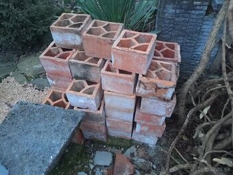 Darujem staré perforované tehly za odvoz.