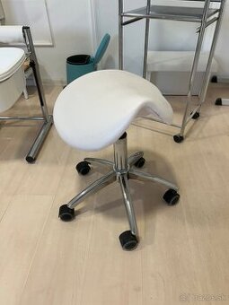 Stolička otočná sedielko pedikúra manikúra mihalnice