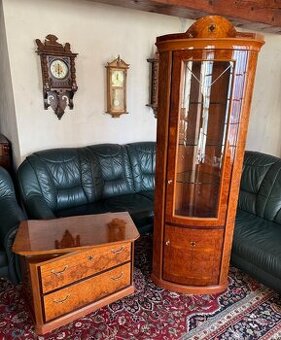 Rohová prosklená vitrína s komodou z masivu,6143