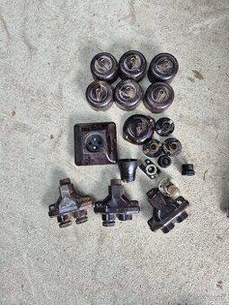 Bakelitové vypínače a rozbočovač.