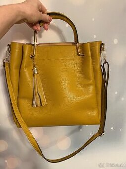 Perfektna kozena talianska kabelka v horcicovej farbe