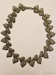 Starožitný náhrdelník tvorený lupienky