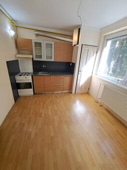 Na predaj veľký 1 a pol izbový byt s balkónom Mateja Bela