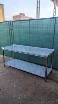 Nerezové pracovné gastro stoly do veľkokuchyne