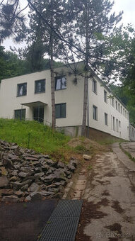 Predám budovu so 7 apartmánmi vo výstavbe vo Vyhniach.