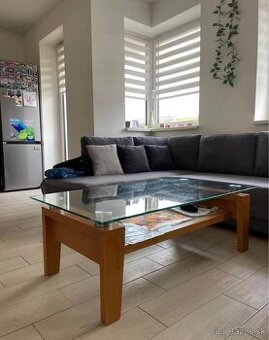 Sklenený stolík s drevom