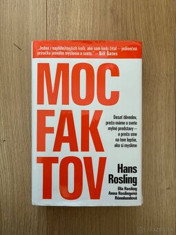 knihy “Sapiens” a “Moc faktov”