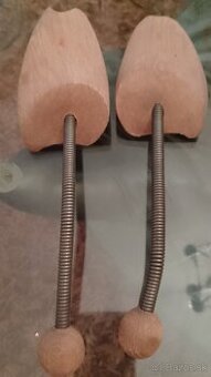 Starodavne drevené napínáky na topanky