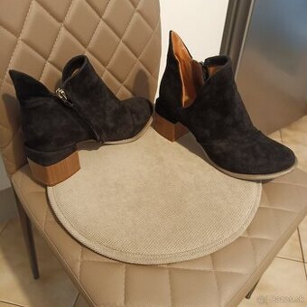 Predám dámske moderné čižmy z brúsenej kože