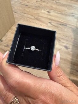 Zásnubný prsteň s Diamantami