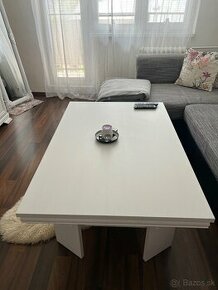 Biely stôl do obývačky