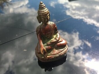 Bronzová socha budha