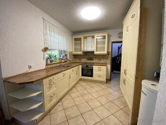 Moderná kuchynská linka so spotrebičmi