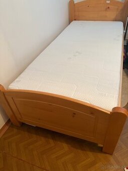 Smrekova drevená postel