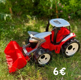 Traktor, menší náklaďák.