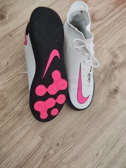 Halove tenisky Nike vel. 37.5