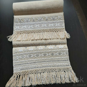 Ozdobné uteráky vyšité na konopnom plátne