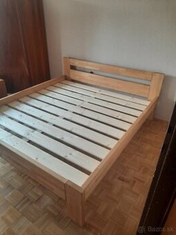 Drevena manzelska postel