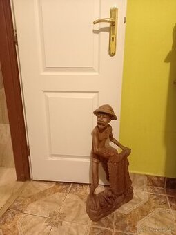 Drevená socha loviaci rybár