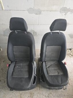 Vyhrievané sedadlá.