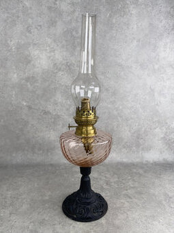 Stolová petrolejová lampa s ružovým sklom