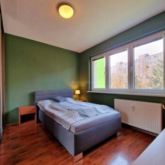 Predám posteľ s roštom matracom