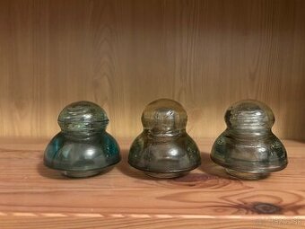 Sklenené izolátory.