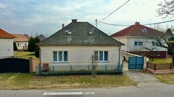 4 IZBOVÝ RODINNÝ DOM V STREDE OBCE, ČIASTOČNÁ REKONŠTRUKCIA