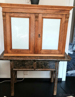 Starožitná malá skriňa