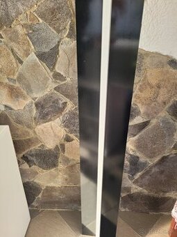 Obývacia stena čierno-biela