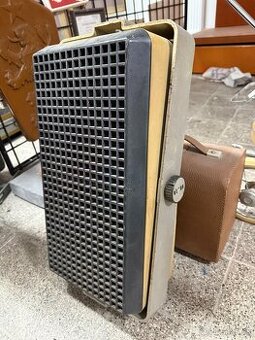 Starý vonkajší reproduktor